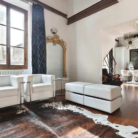 90m² 2 Slaapkamer, 2 Privé Badkamer In Historical Center *